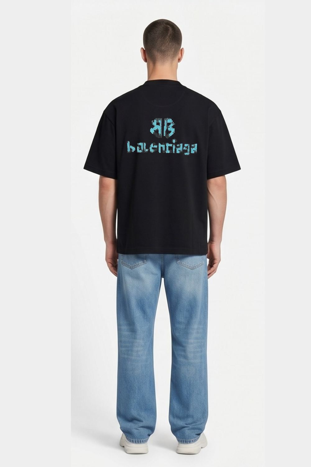 T-Shirt Balenciaga Practical style combining comfort and everyday elegance.
